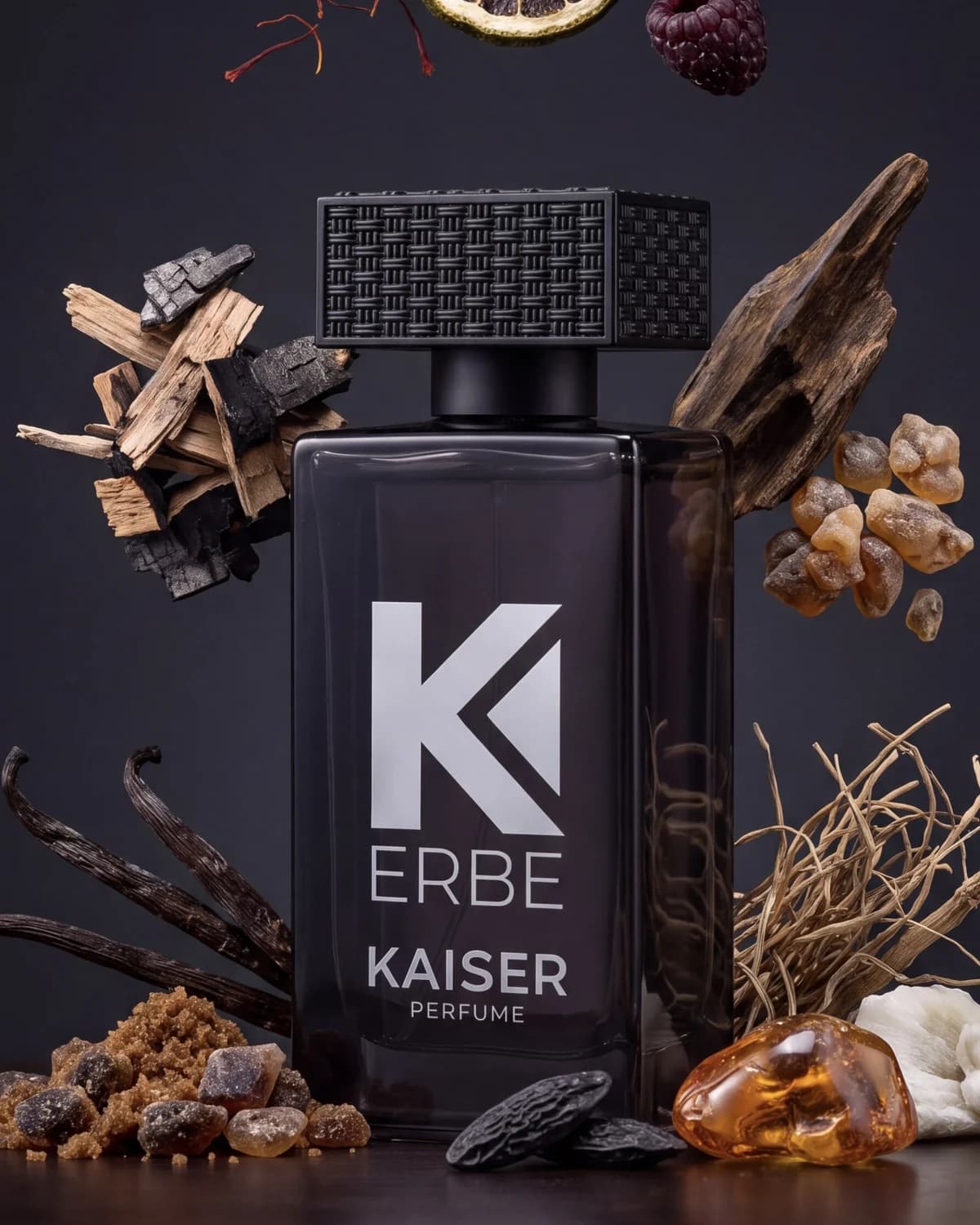 ERBE inmitten seiner Noten: Safran, Oud, Vanille, Amber